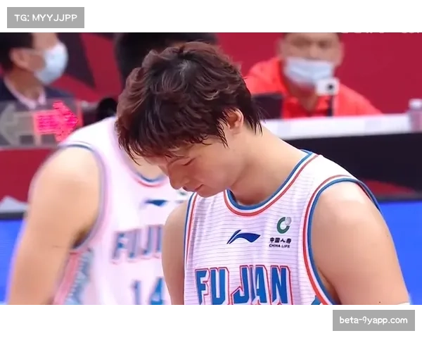 杜伦情绪失控肘击对手引发冲突 最终被裁判驱逐出场 杜伦情绪失控肘击对手引发冲突 最终被裁判驱逐出场